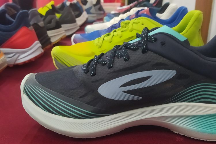 Sepatu Super Senjata Teknologi Baru Atletik