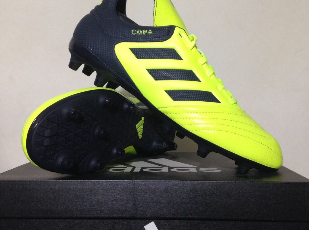 Sepatu Sepak Bola Adidas untuk Anak dan Dewasa